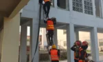 ریسکیو اہلکار سیڑھی سے اوپر کی منزل پر جا رہے ہیں