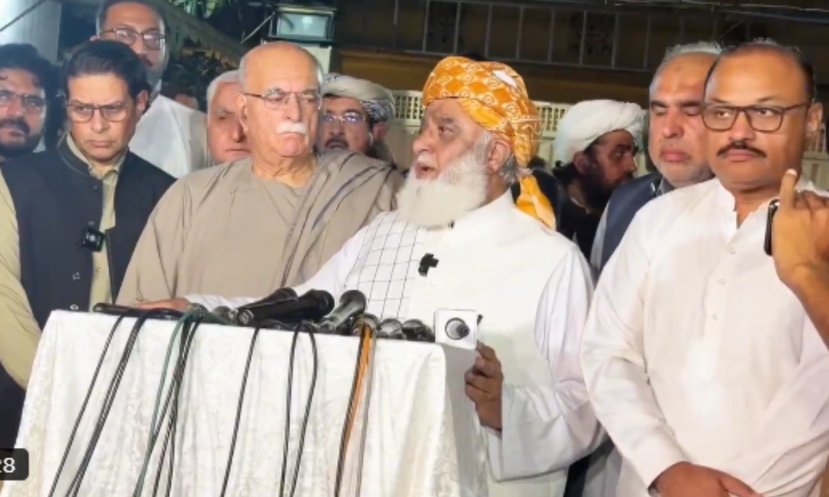مولانا فضل الرحمان اپوزیشن رہنماؤں سے ملاقات کے بعد پریس کانفرنس کر رہے ہیں