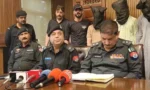 ریسکیو اہلکار سیڑھی سے اوپر کی منزل پر جا رہے ہیں