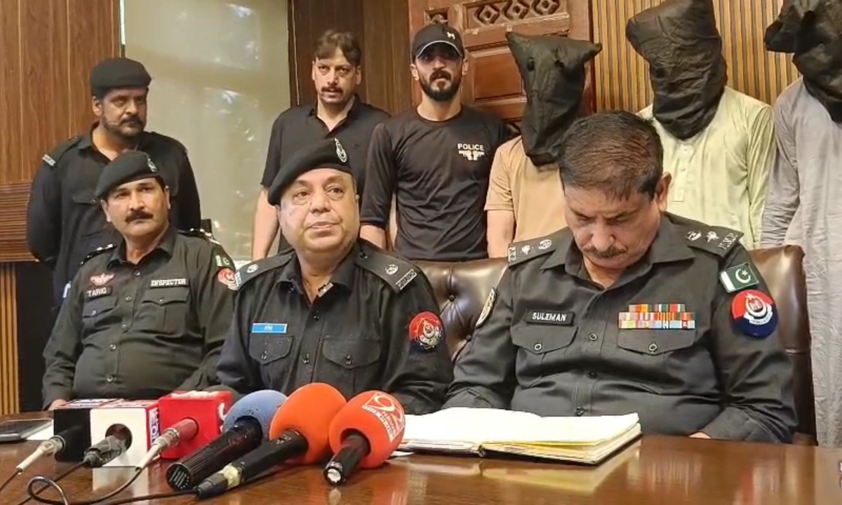 ریسکیو اہلکار سیڑھی سے اوپر کی منزل پر جا رہے ہیں
