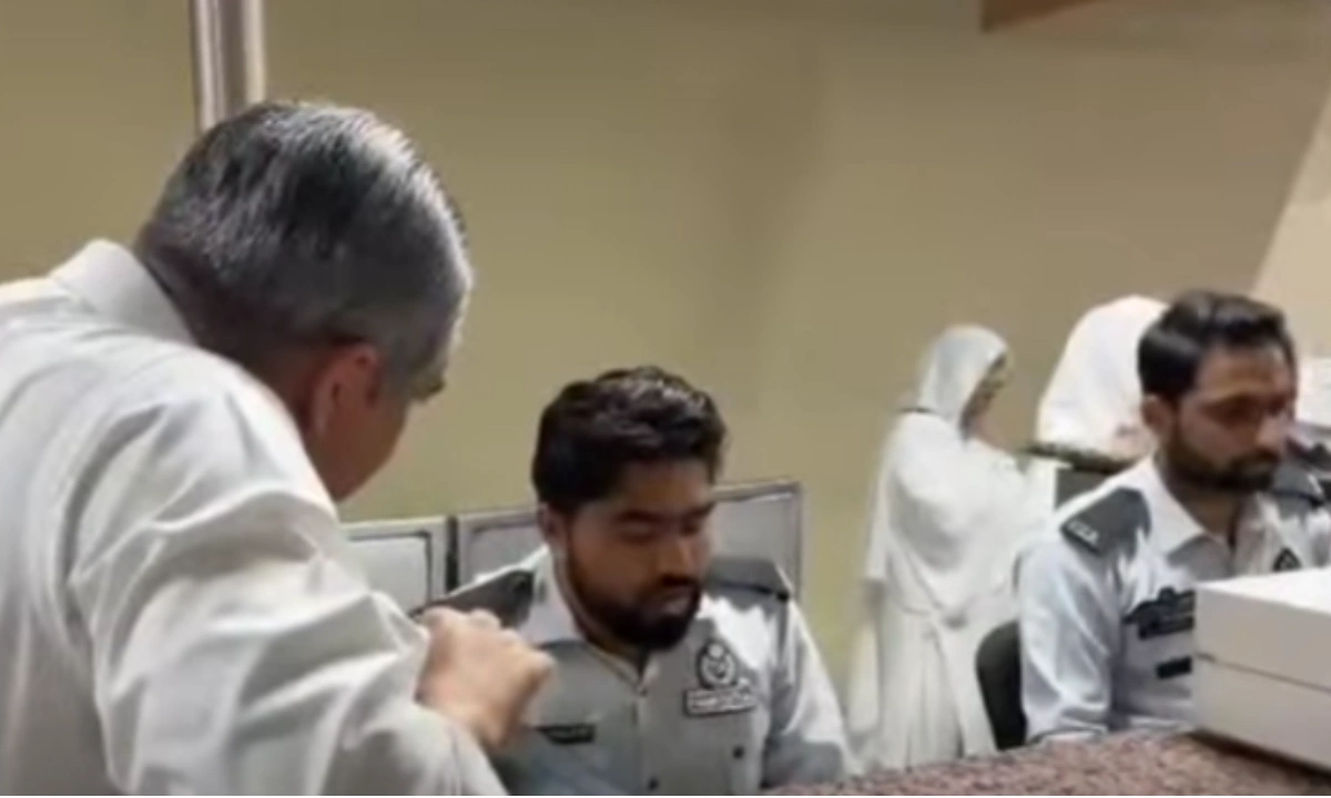 وزیر داخلہ محسن نقوی کا لاہور ایئرپورٹ کا اچانک دورہ