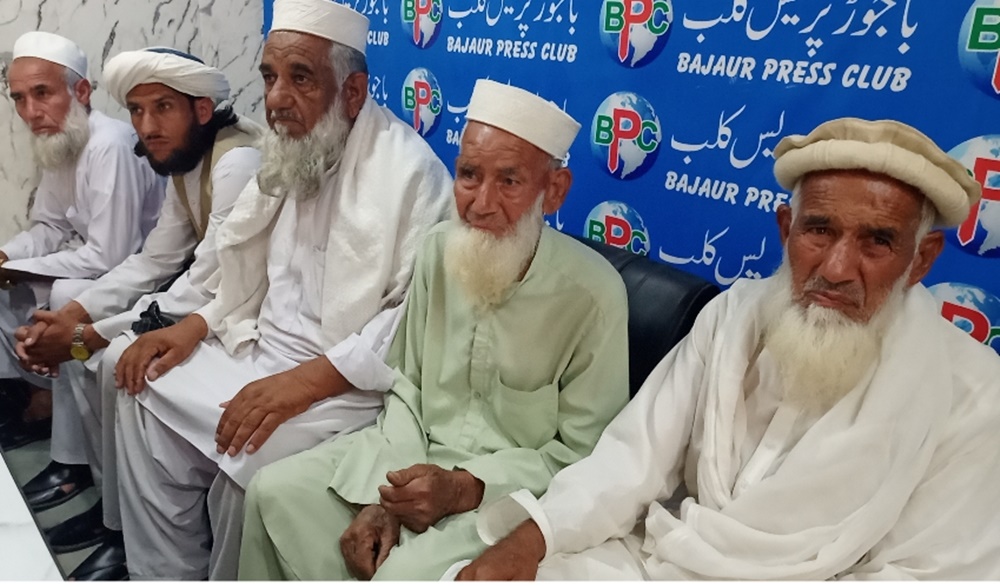 وزیراعظم کے مشیر برائے ضم اضلاع ایم این اے مبارک زیب کے پریس کانفرنس کر رہے ہیں