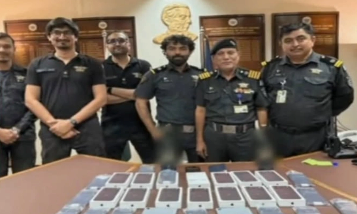 ہانگ کانگ سے آنے والے مسافر سے 14 قیمتی فون برآمد (فوٹو سوشل میڈیا فیس بک)