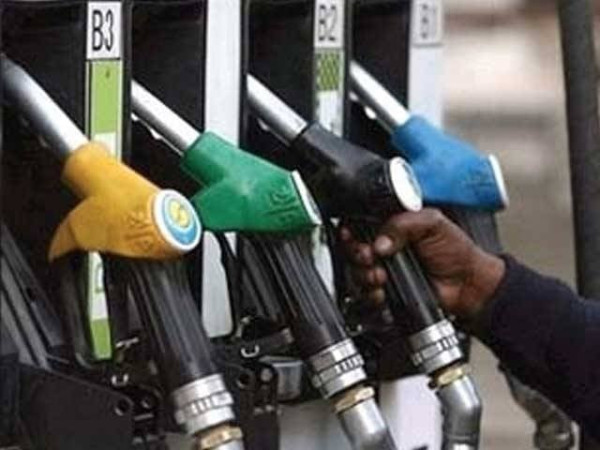 پیٹرول کی فی لیٹر قیمت میں 3 روپے 13 پیسے کمی جبکہ 3 روپے 74 پیسے ڈیزل مہنگا کردیا گیا۔
