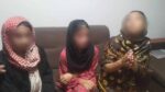 نومولود کو لے جانے والی خواتین