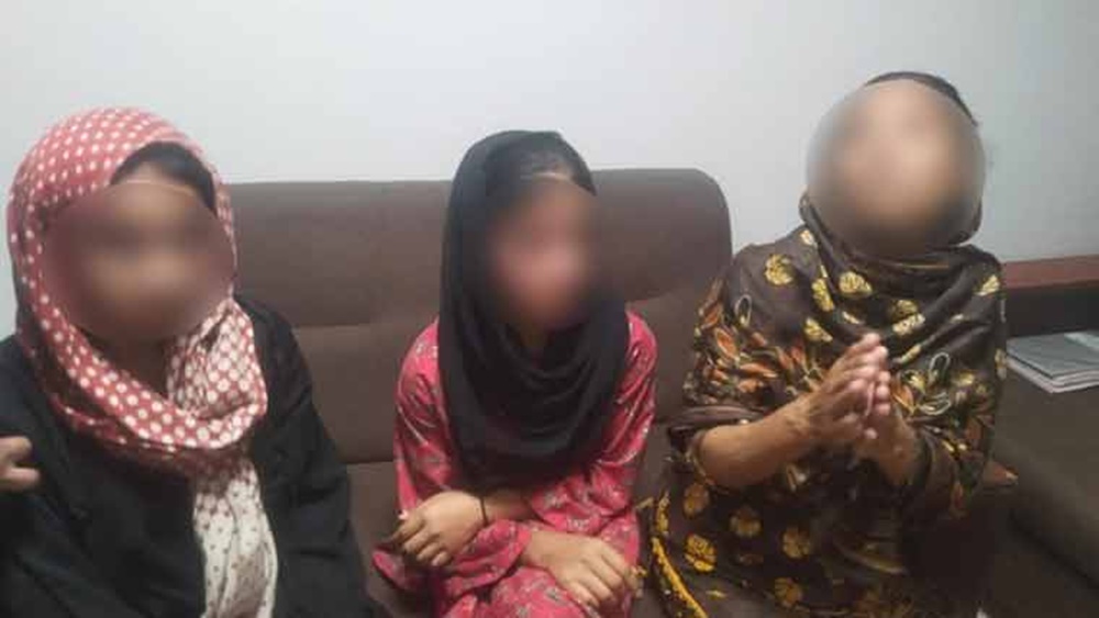 نومولود کو لے جانے والی خواتین