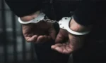 کراچی میں نمازی کا بھیس بدل کر گاڑیاں چرانے والا 57 سالہ کار لفٹر گرفتار