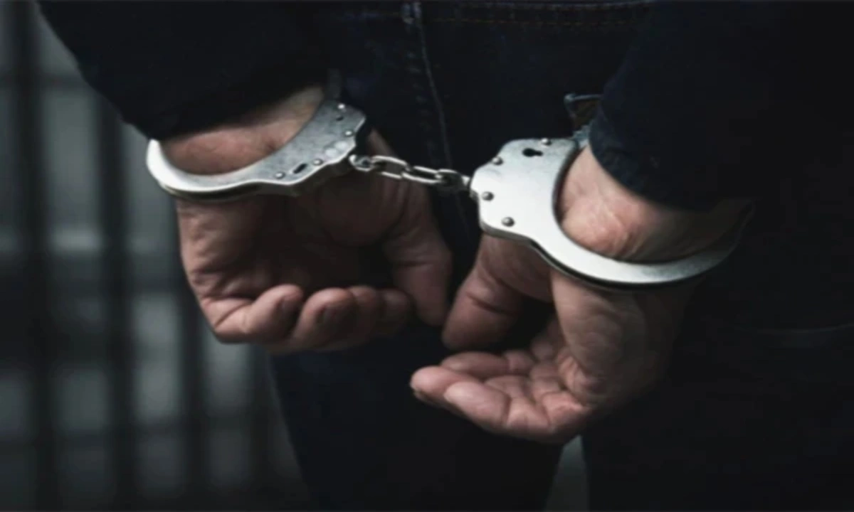 کراچی میں نمازی کا بھیس بدل کر گاڑیاں چرانے والا 57 سالہ کار لفٹر گرفتار