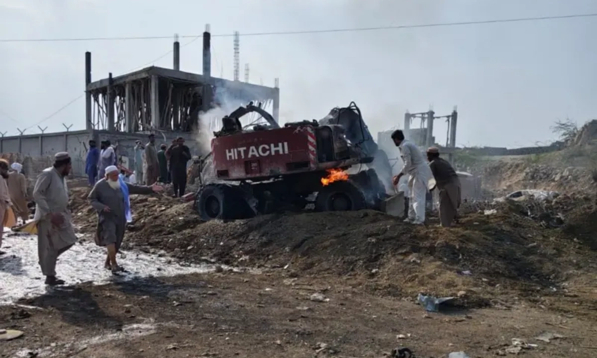 ڈیرہ چیک پوسٹ دھماکے کے بعد زخمیوں کو لے جانے والی ایمبولینس پر فائرنگ- 2 شہید