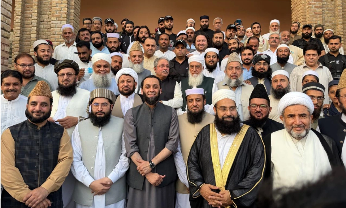 وفاقی وزیر اطلاعات و نشریات عطا اللہ تارڑ کا دارالعلوم حقانیہ کا دورہ