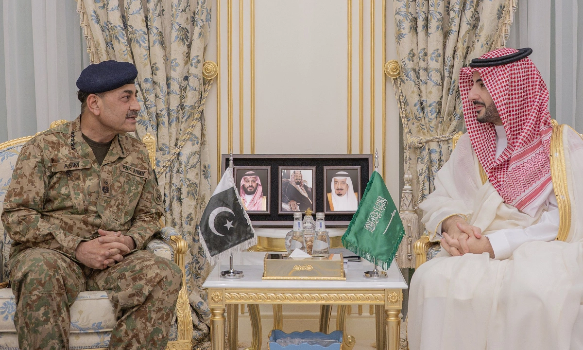 فیلڈ مارشل کی سعودی وزیرِ دفاع سے ملاقات؛ دفاعی تعاون جاری رکھنے کا عزم (فوٹو سوشل میڈیا ایکس)