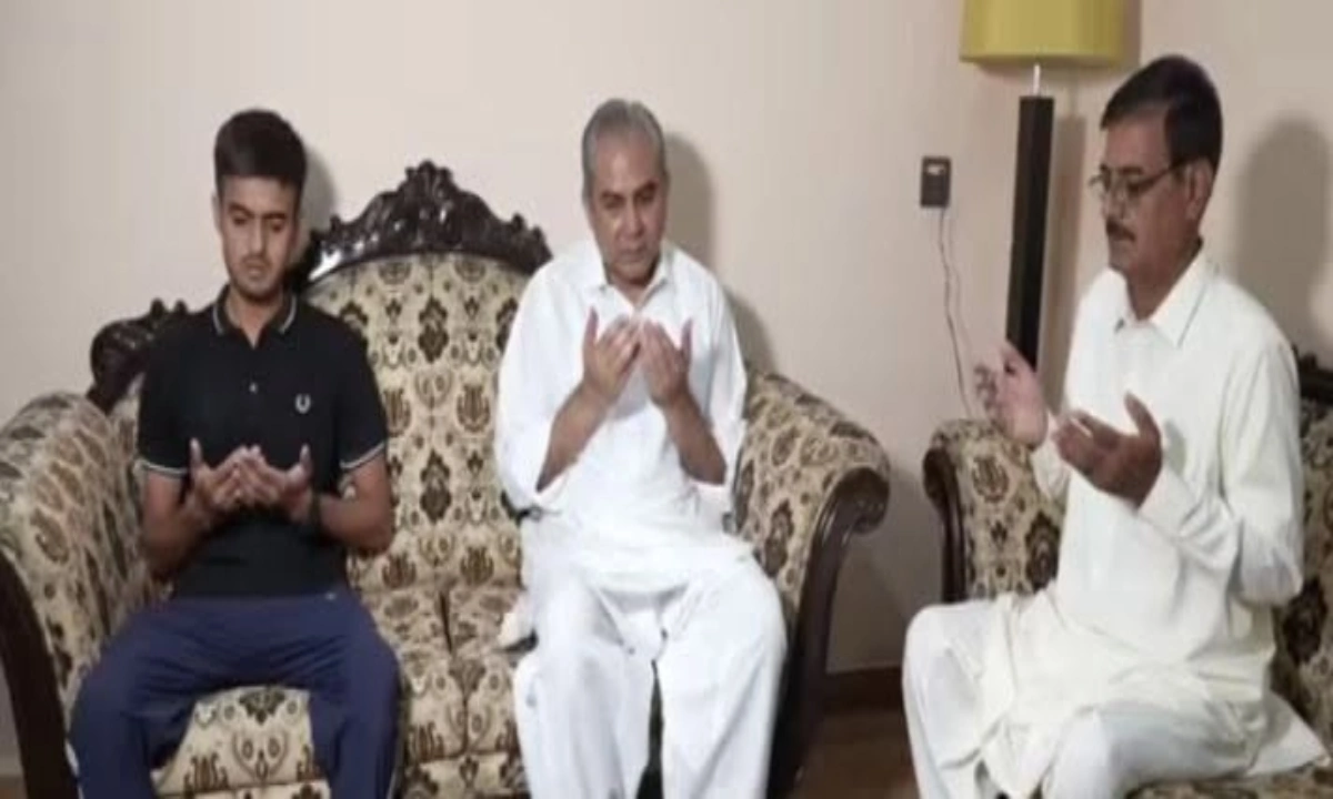 وزیر داخلہ محسن نقوی کی شہید کیپٹن حمزہ اکرم کے گھر آمد، اہلخانہ سے تعزیت