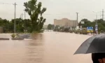 اسلام آباد میں تیز بارش کے دوران کامسیٹس یونیورسٹی کے اطراف سڑکیں ڈوبی ہوئی ہیں