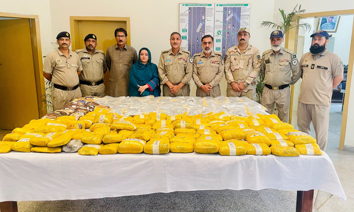 موٹروے پر کلرکہار کے قریب 2 گاڑیوں سے 5 کروڑ کی منشیات برآمد