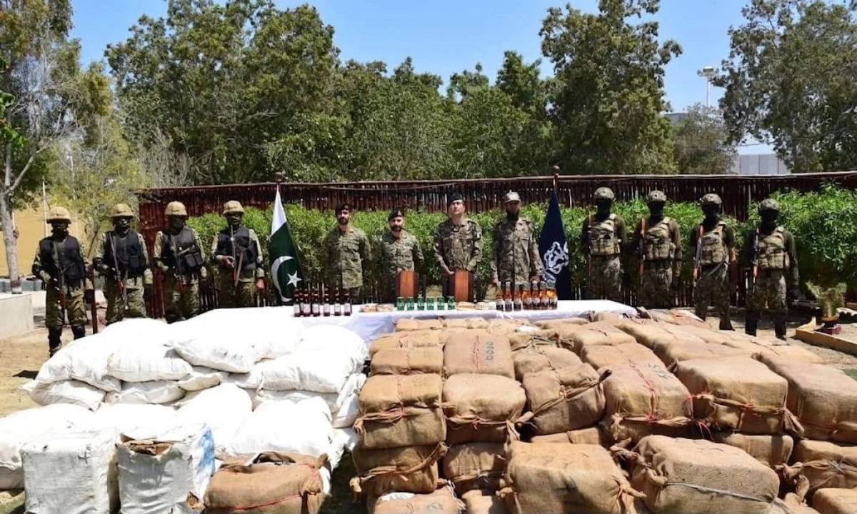 پاکستان نیوی اور کوسٹ گارڈز کی بڑی کارروائی ،شراب اور غیر قانونی ادویات ضبط