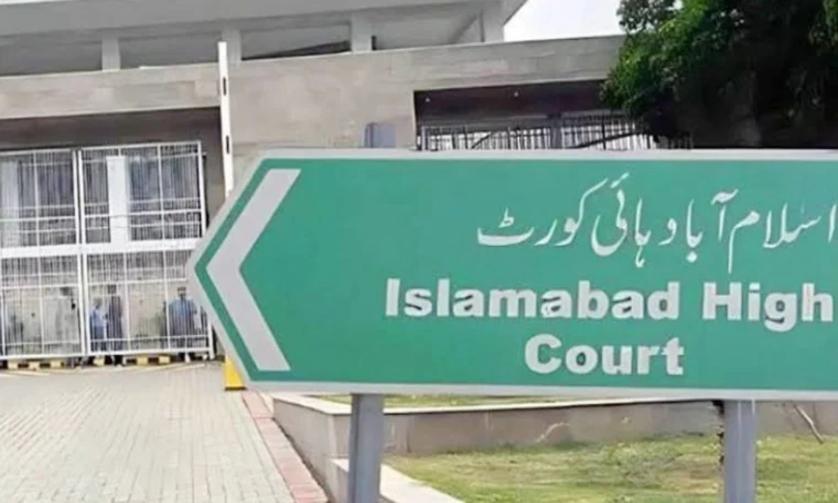 میڈیا آزاد ہے، ہم پر تنقید یا تعریف کریں،چیف جسٹس( فائل فوٹو)