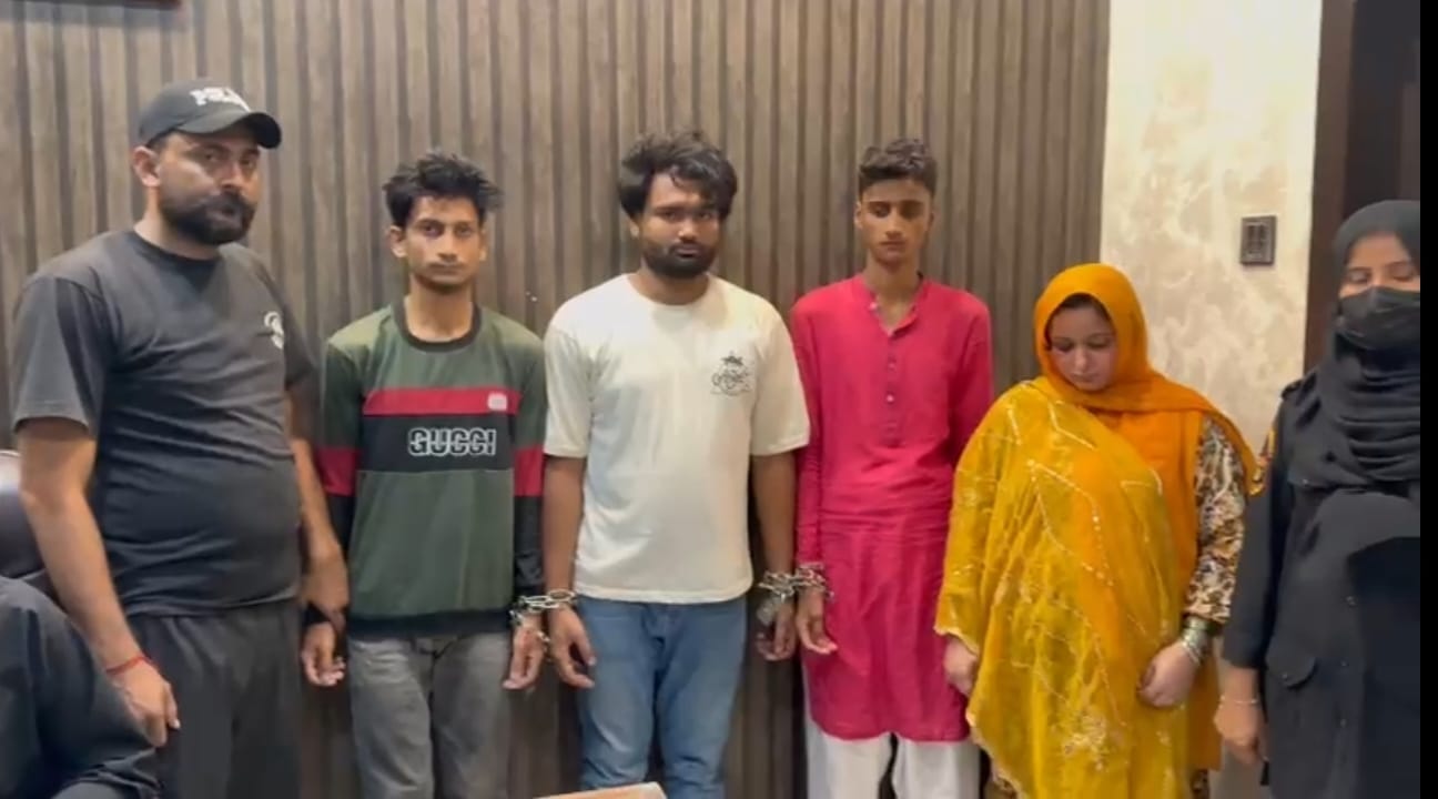 حیدرآباد پولیس کی بروقت کارروائی، لطیف آباد میں گھر سے چوری کی بڑی واردات کا معمہ حل، 4 ملزمان گرفتار اور 574 تولہ چاندی برآمد