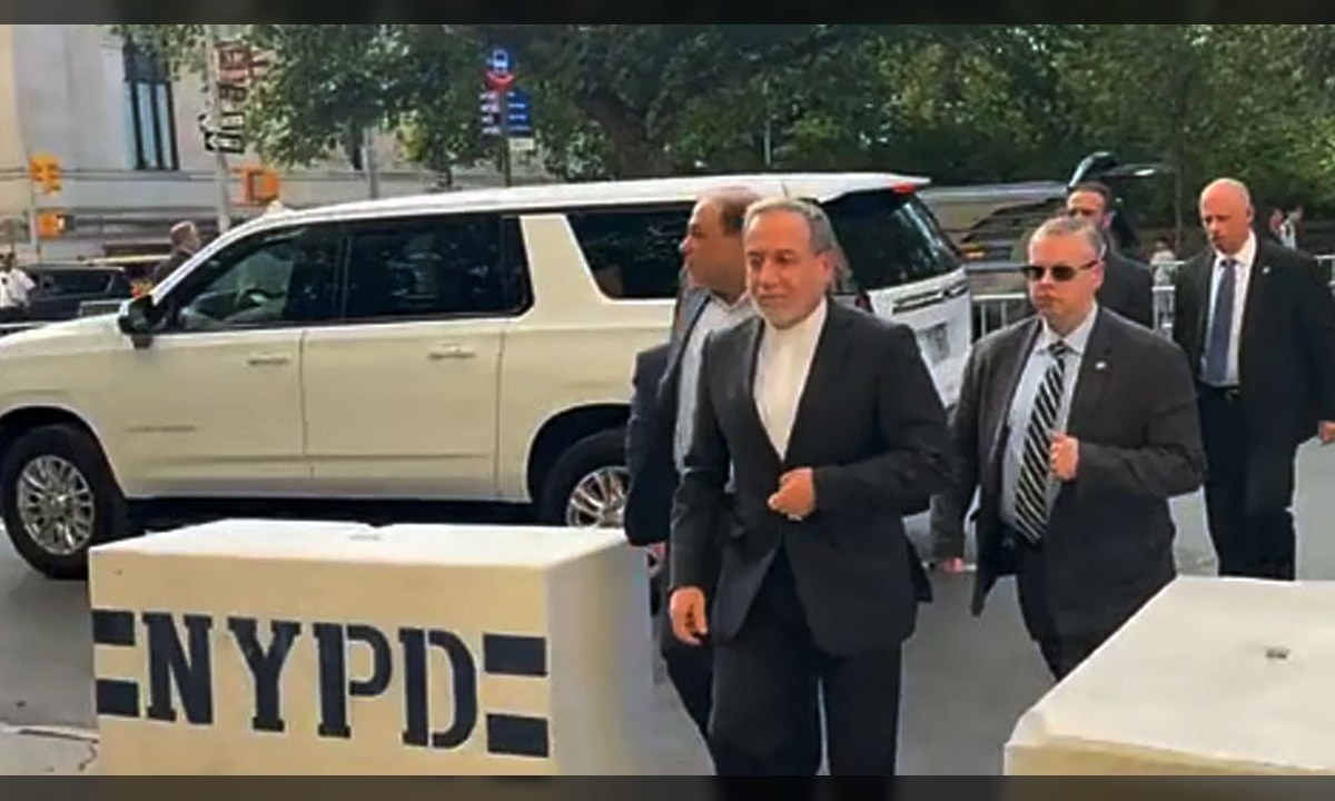 ایرانی وزیر خارجہ عباس عراقچی اور امریکی حکام کی نیویارک میں ملاقات کے بعد پارلیمنٹ میں پیدا ہونے والی صورتحال کا منظر۔