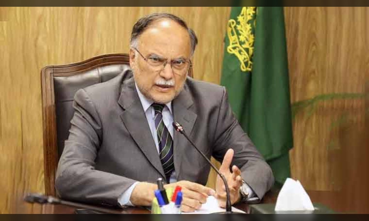 وفاقی وزیر احسن اقبال پریس کانفرنس سے خطاب کر رہے ہیں۔