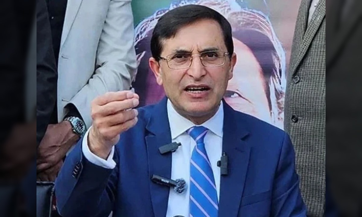 بیرسٹر گوہر میڈیا سے گفتگو کرتے ہوئے