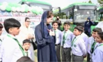 وزیرِ اعلیٰ پنجاب مریم نواز شریف ملتان میں الیکٹروبس کی افتتاحی تقریب کے دوران بچوں سے گفتگو کر رہی ہیں۔