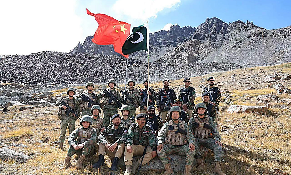پاکستانی اور چینی سرحدی فورسز کے اہلکار منتکہ پاس پر مشترکہ گشت کی مشق کے بعد گروپ فوٹو کے لیے موجود ہیں۔