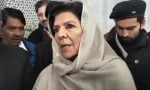 علیمہ خان کی حراست کے بعد کی ایک تصویر۔