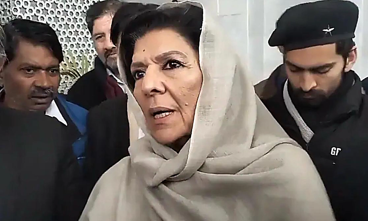 علیمہ خان کی حراست کے بعد کی ایک تصویر۔