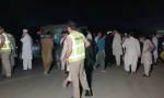اسلام آباد اور پشاور کے درمیان سکیورٹی خدشات کے پیش نظر سڑکوں پر کنٹینرز کی تنصیب اور پولیس اہلکار تعینات ہیں۔