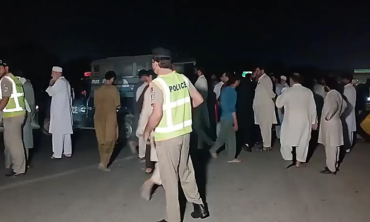 اسلام آباد اور پشاور کے درمیان سکیورٹی خدشات کے پیش نظر سڑکوں پر کنٹینرز کی تنصیب اور پولیس اہلکار تعینات ہیں۔