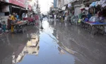 حیدرآباد میں گجراتی پاڑہ کی مصروف شاہراہ پر سیوریج کا پانی جمع ہونے کا منظر
