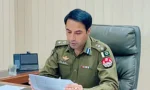 ڈی آئی جی آپریشنز لاہور فیصل کامران پریس کانفرنس کے دوران دستاویزات کا جائزہ لے رہے ہیں۔