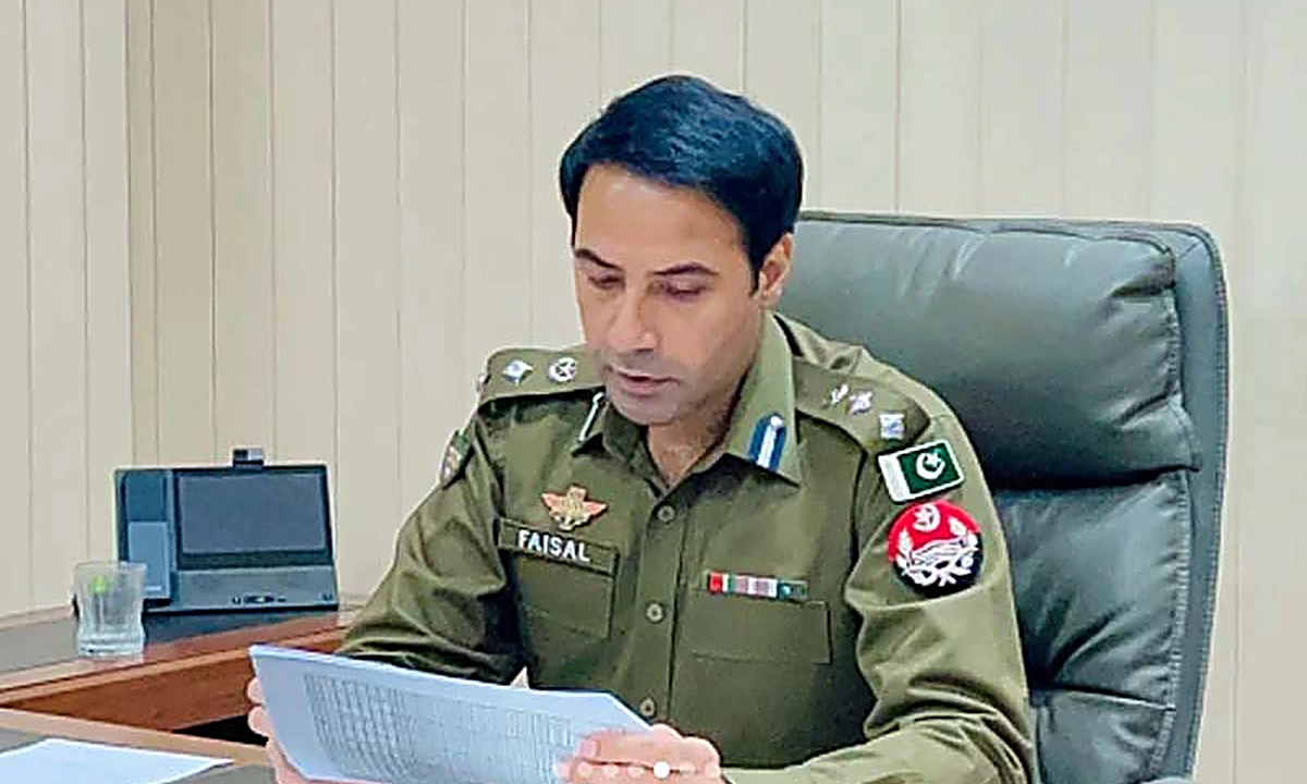 ڈی آئی جی آپریشنز لاہور فیصل کامران پریس کانفرنس کے دوران دستاویزات کا جائزہ لے رہے ہیں۔