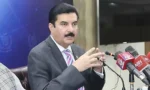 گورنر خیبر پختونخوا فیصل کریم کنڈی پریس کانفرنس سے خطاب کر رہے ہیں۔
