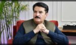 گورنر خیبر پختونخوا فیصل کریم کنڈی پشاور میں پریس کانفرنس سے خطاب کر رہے ہیں۔