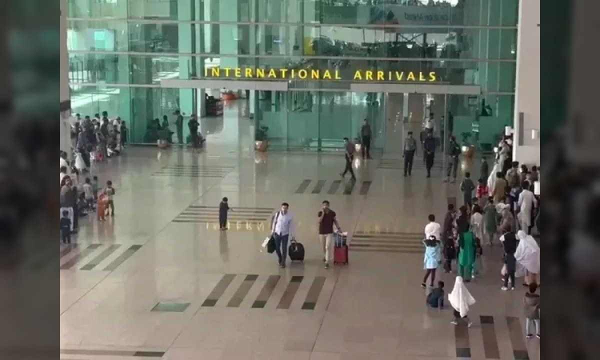 فائل فوٹو: جناح انٹرنیشنل ایئرپورٹ کراچی جہاں ایف آئی اے نے کارروائی کرتے ہوئے غیر قانونی طور پر بیرون ملک جانے کی کوشش ناکام بنا دی۔