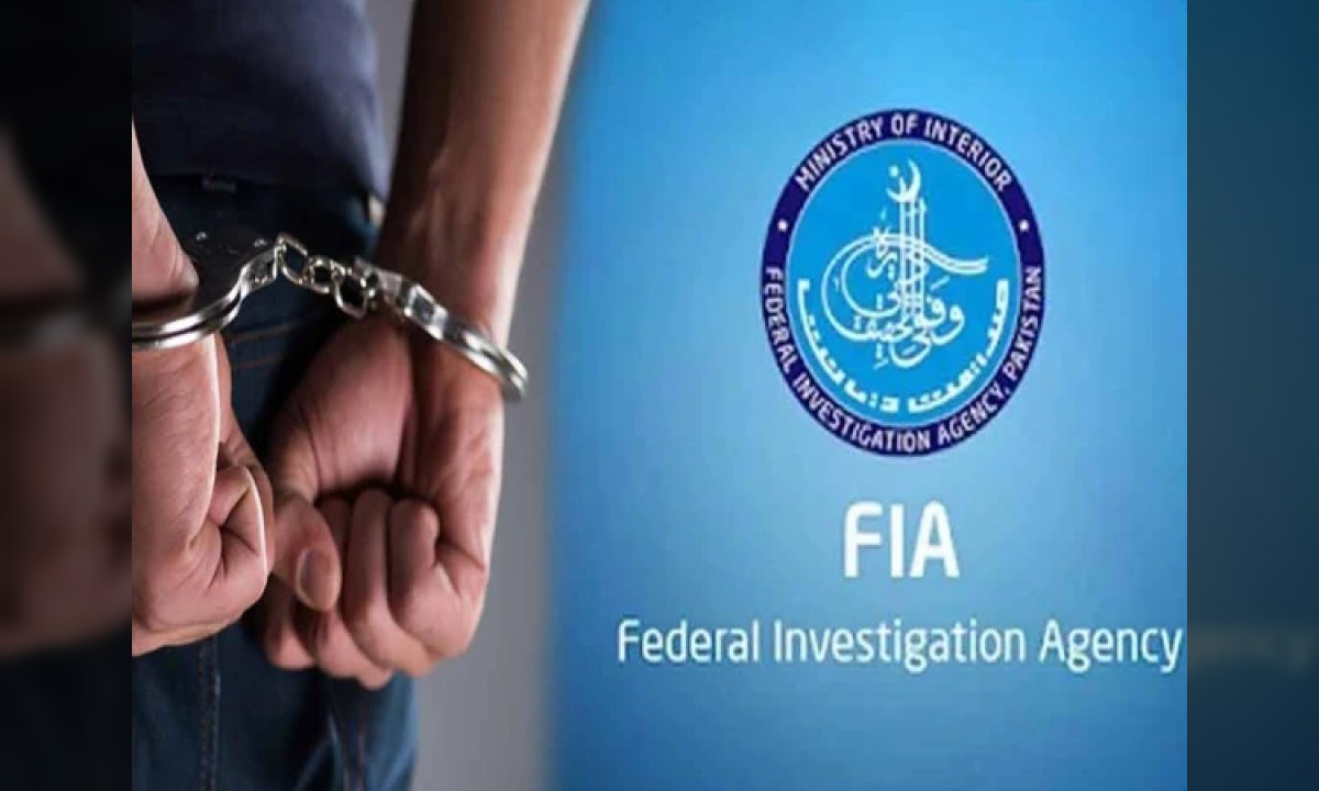 ایف آئی اے کی جانب سے انسانی اسمگلنگ کے خلاف ملک بھر میں کی جانے والی کارروائیوں کا ایک منظر۔