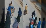 گلستان جوہر میں خواتین سے لوٹ مار کی وائرل فوٹیج کا ایک منظر