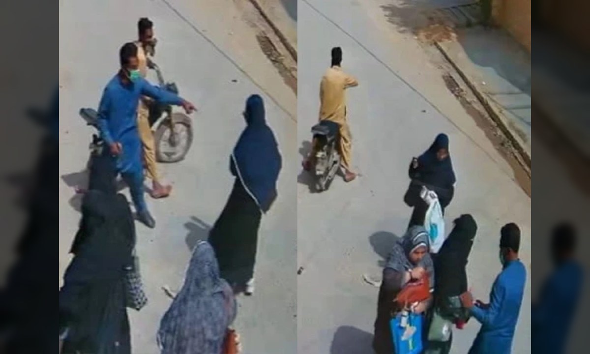 گلستان جوہر میں خواتین سے لوٹ مار کی وائرل فوٹیج کا ایک منظر