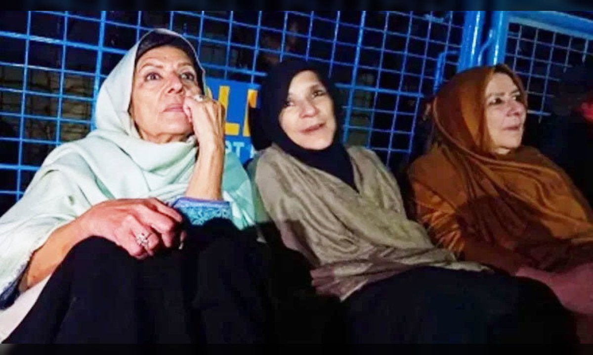 عمران خان کی بہنوں کی گرفتاری اور نظربندی کے بعد پولیس وین میں منتقلی کا منظر