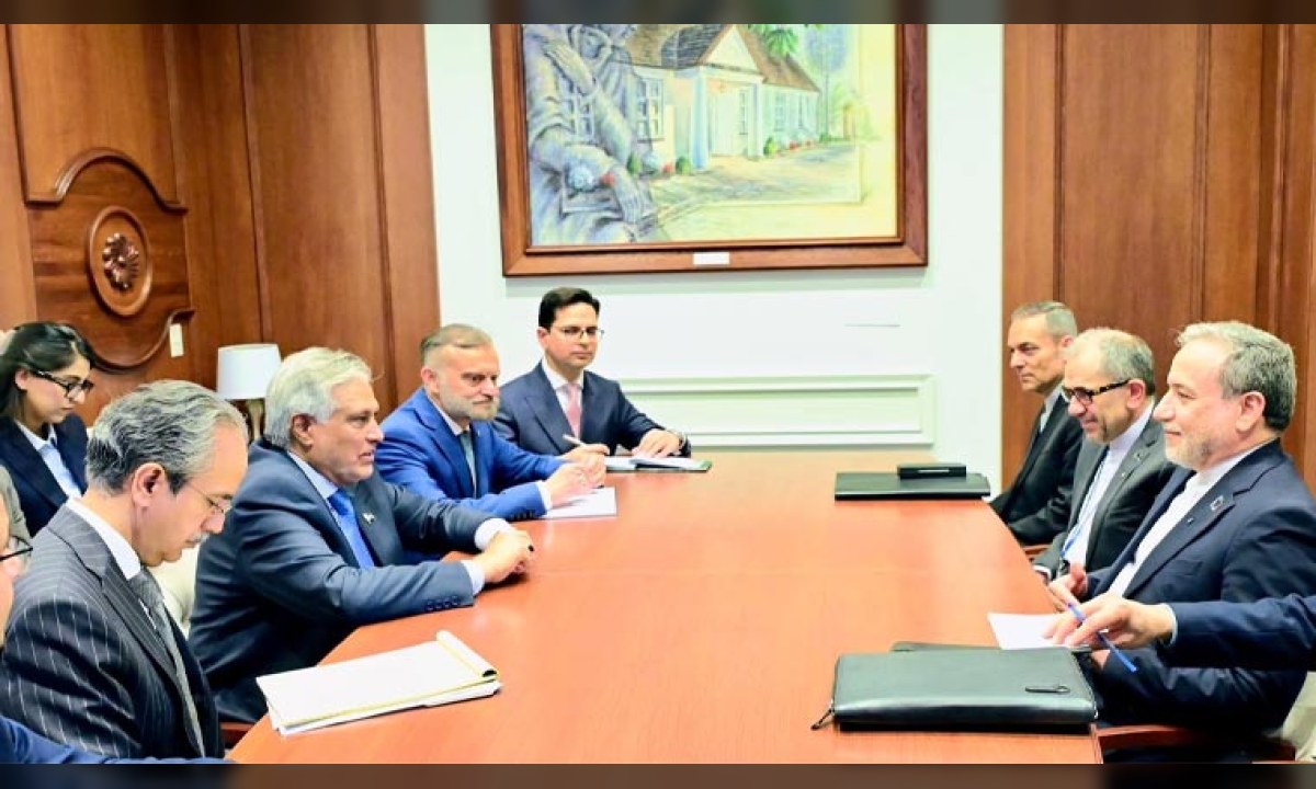 نائب وزیراعظم اسحاق ڈار اور ایرانی وزیر خارجہ عباس عراقچی اقوام متحدہ کے اجلاس کے موقع پر ملاقات کر رہے ہیں۔