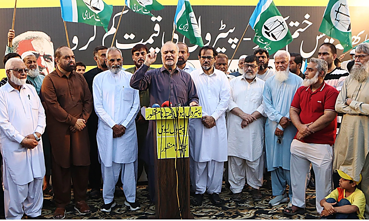 امیر جماعت اسلامی حافظ نعیم الرحمن نارتھ ناظم آباد میں احتجاجی کیمپ کے دورے کے موقع پر میڈیا سے گفتگو کر رہے ہیں۔