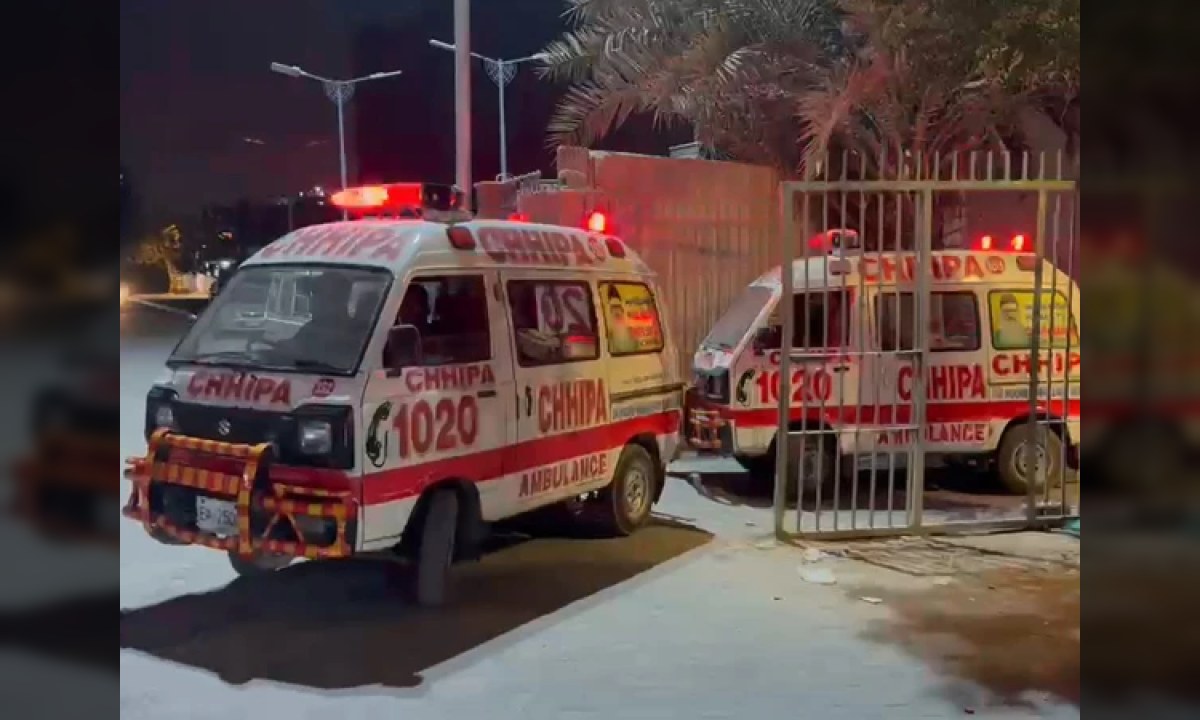کراچی کے علاقے گلبائی میں فائرنگ کا مقام جہاں پولیس تحقیقات کر رہی ہے۔