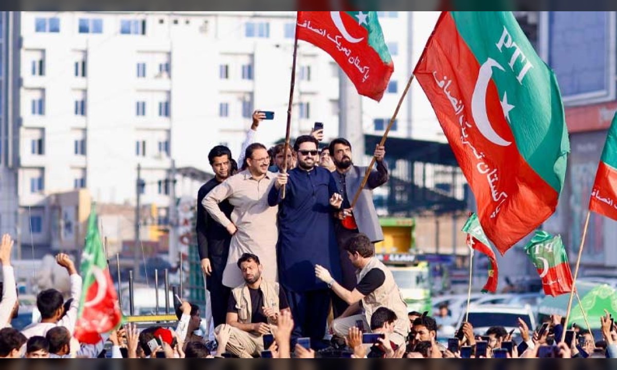 وزیراعلیٰ خیبرپختونخوا حیات آباد ٹول پلازہ انڈر پاس کے افتتاحی موقع پر موجود ہیں۔