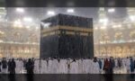 مسجد الحرام میں تیز بارش کے دوران عمرہ زائرین طواف میں مصروف ہیں۔