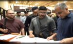 وفاقی وزیر داخلہ محسن نقوی کراچی ایئرپورٹ پر امیگریشن کاؤنٹرز کا معائنہ اور مسافروں سے گفتگو کر رہے ہیں۔