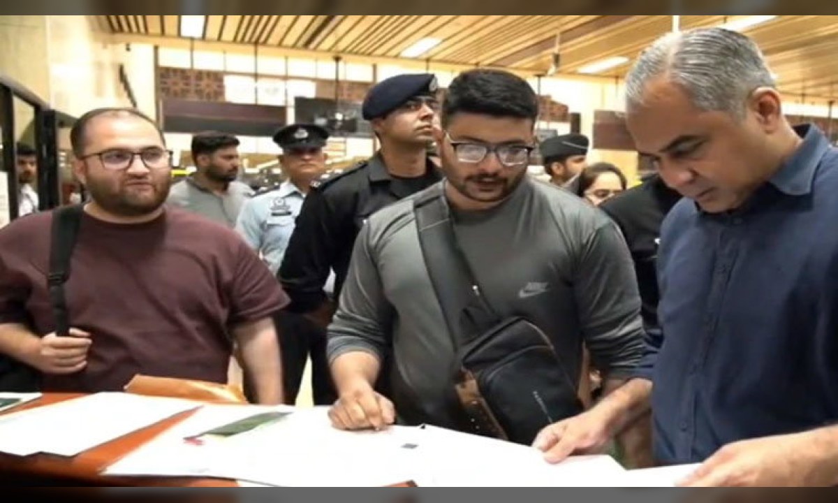 وفاقی وزیر داخلہ محسن نقوی کراچی ایئرپورٹ پر امیگریشن کاؤنٹرز کا معائنہ اور مسافروں سے گفتگو کر رہے ہیں۔