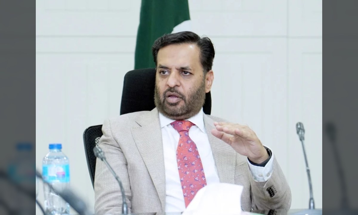 وفاقی وزیر صحت مصطفیٰ کمال اجلاس سے خطاب کر رہے ہیں