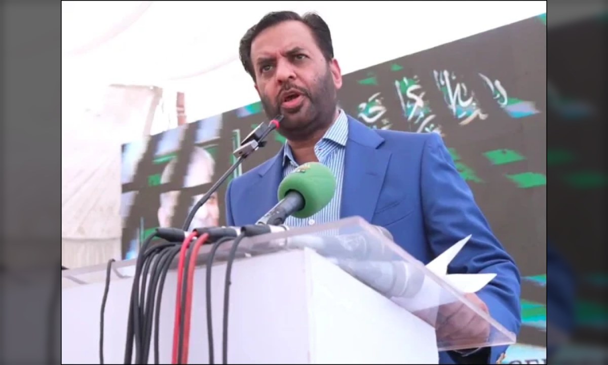 وفاقی وزیر مصطفیٰ کمال کراچی میں تقریب سے خطاب کر رہے ہیں۔