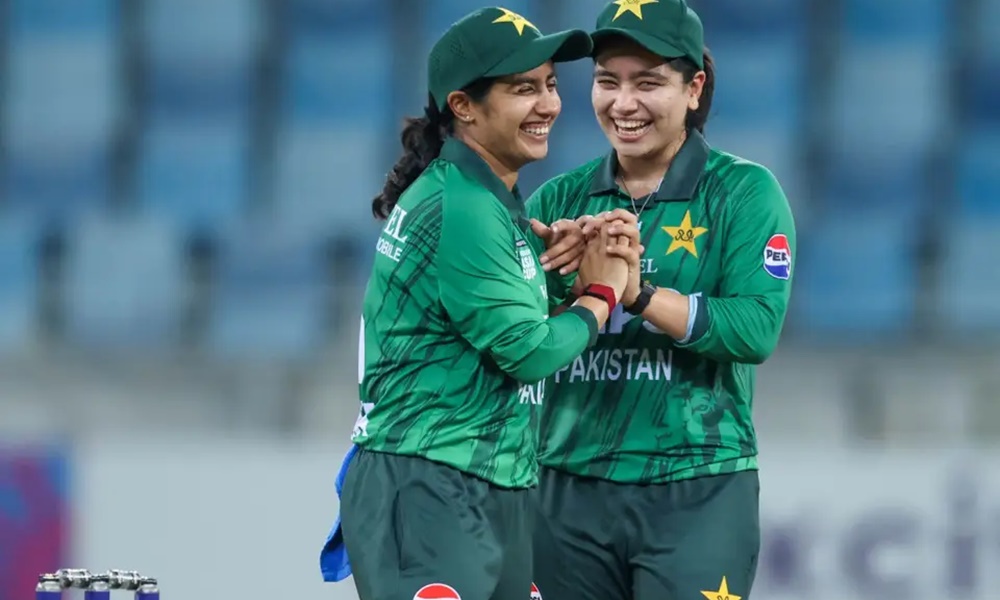 کپتان فاطمہ ثنا نشرہ سندھو کو مبارکباد دیتے ہوئے